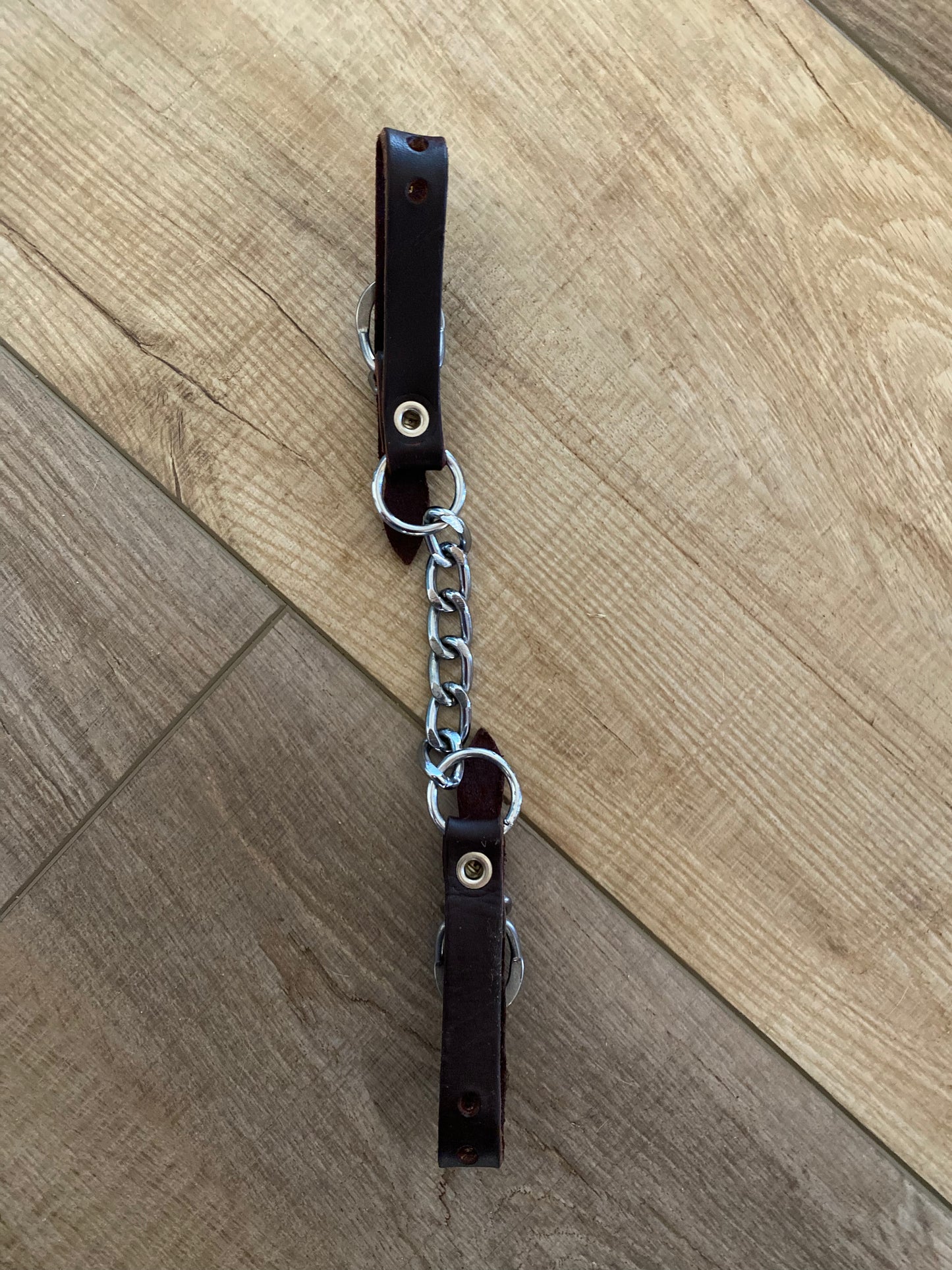 Single chain leather curb strap